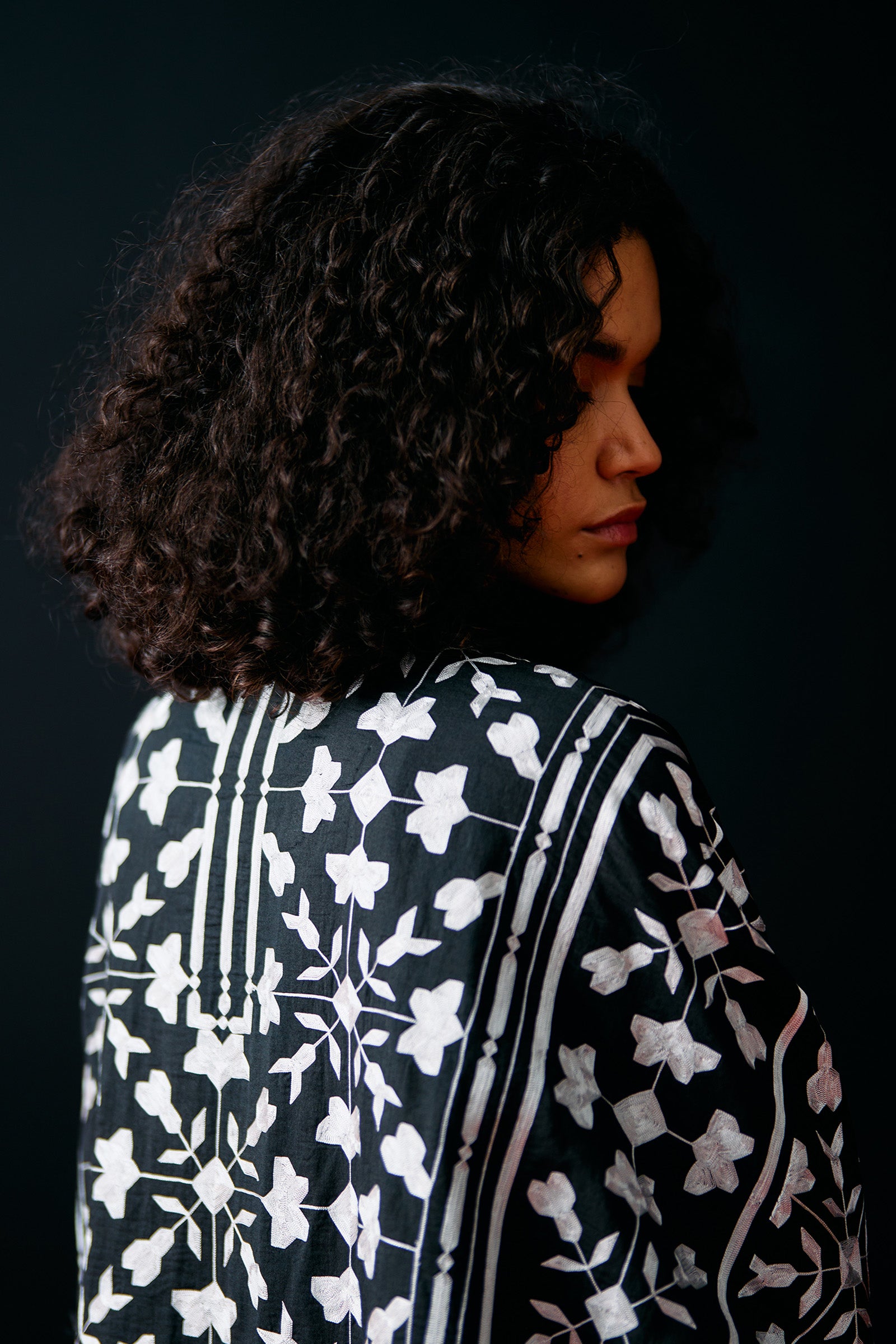 BLACK ALL-OVER FLORAL THREAD JACKET