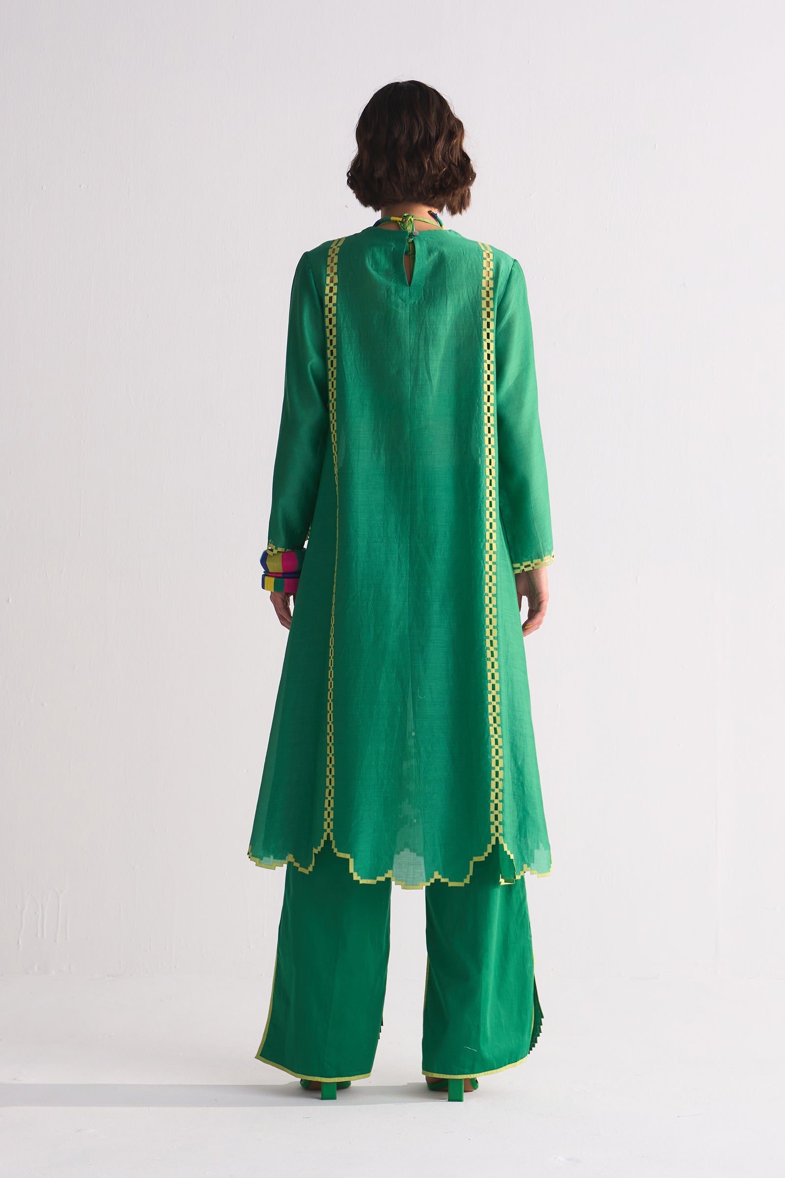 FLORAL SCALLOP APPLIQUE' KAMEEZ
