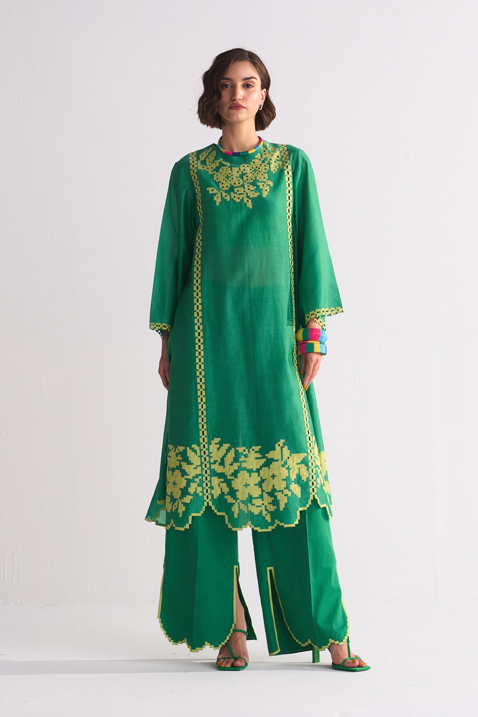 FLORAL SCALLOP APPLIQUE' KAMEEZ