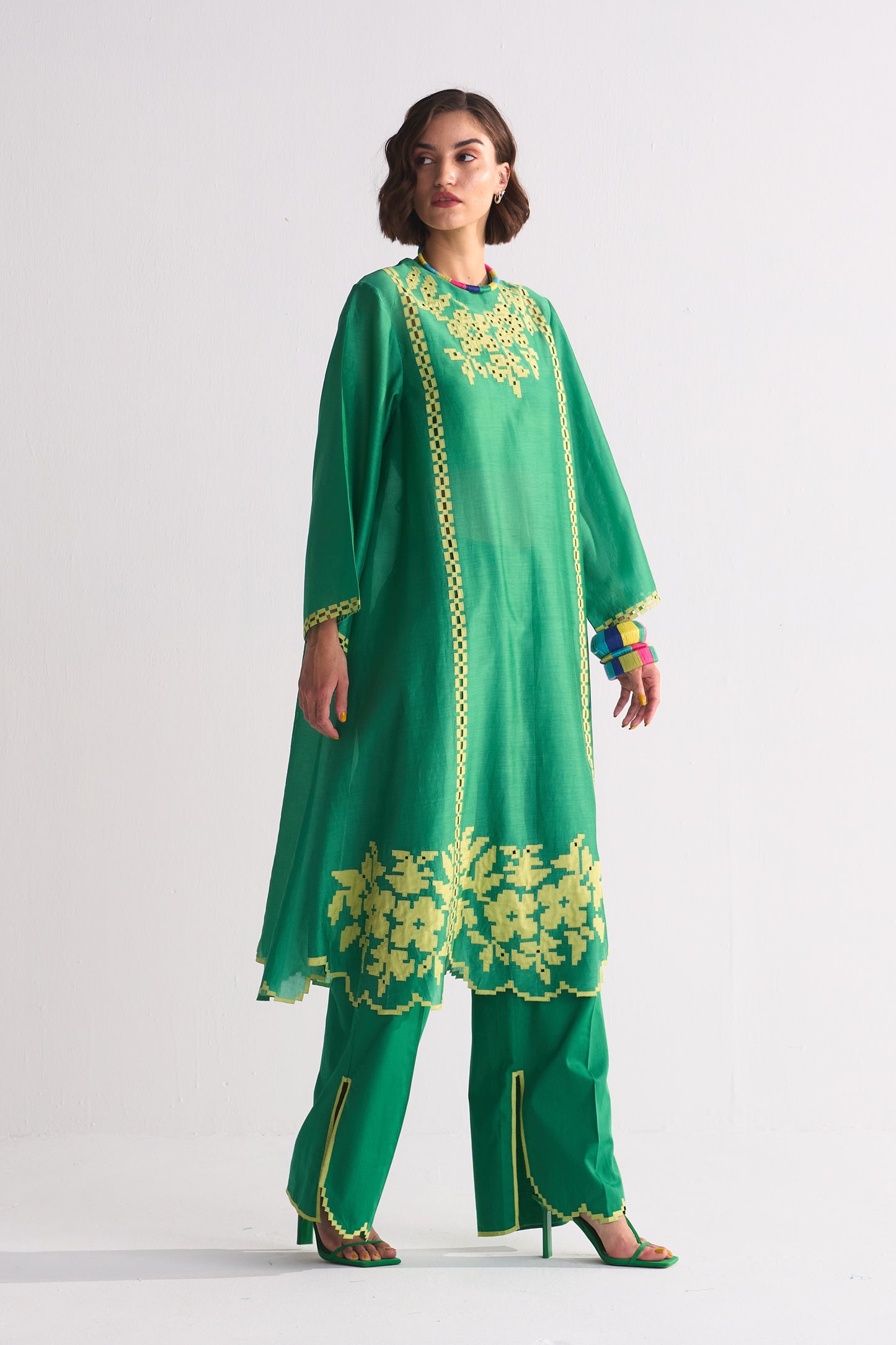 FLORAL SCALLOP APPLIQUE' KAMEEZ