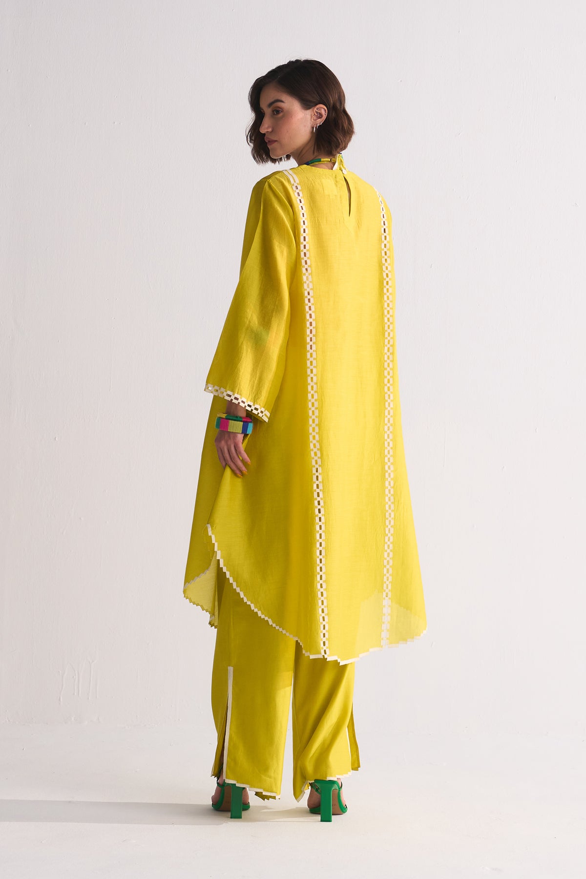 FLORAL NECK APPLIQUE' AND CUTWORK KAMEEZ