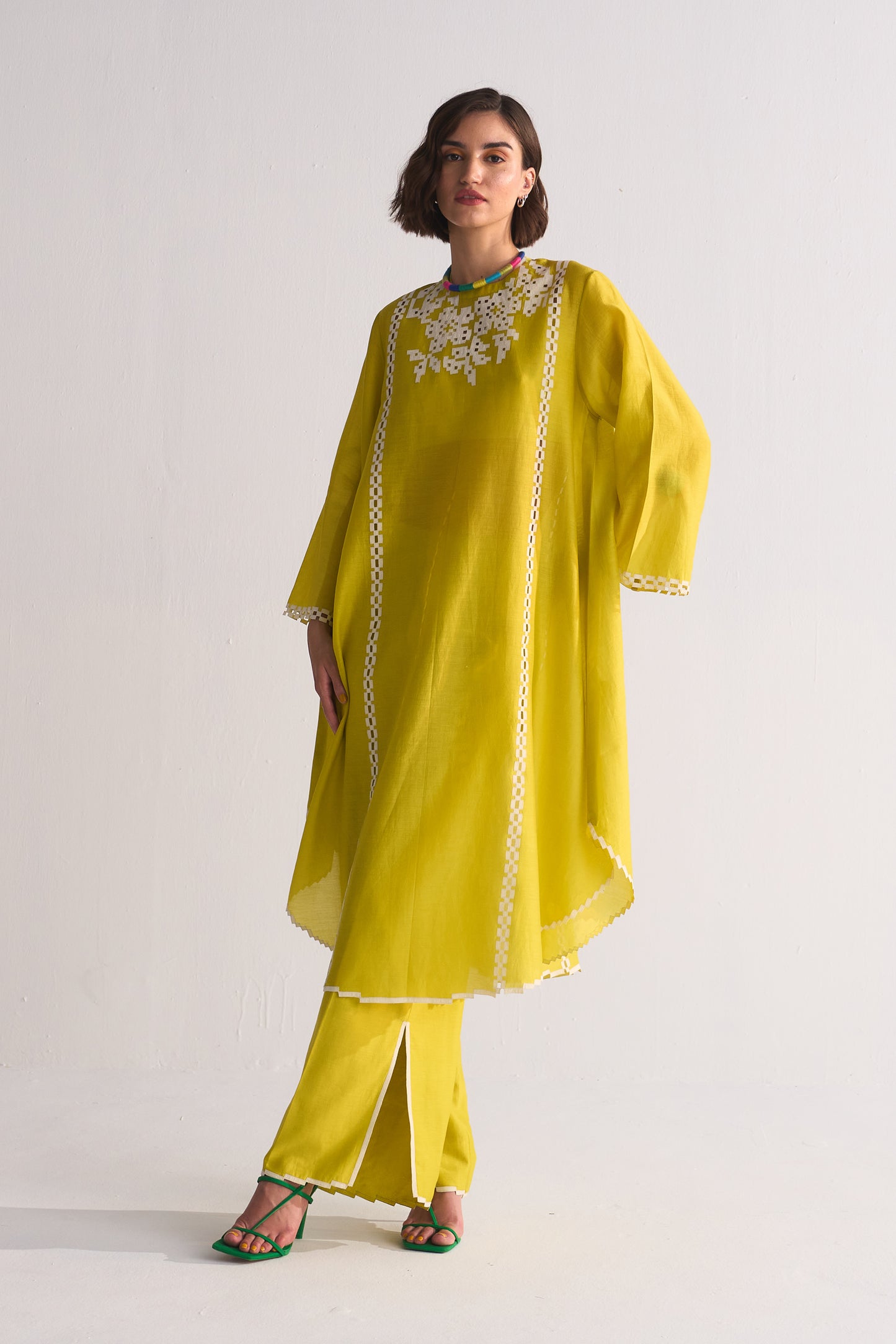 FLORAL NECK APPLIQUE' AND CUTWORK KAMEEZ
