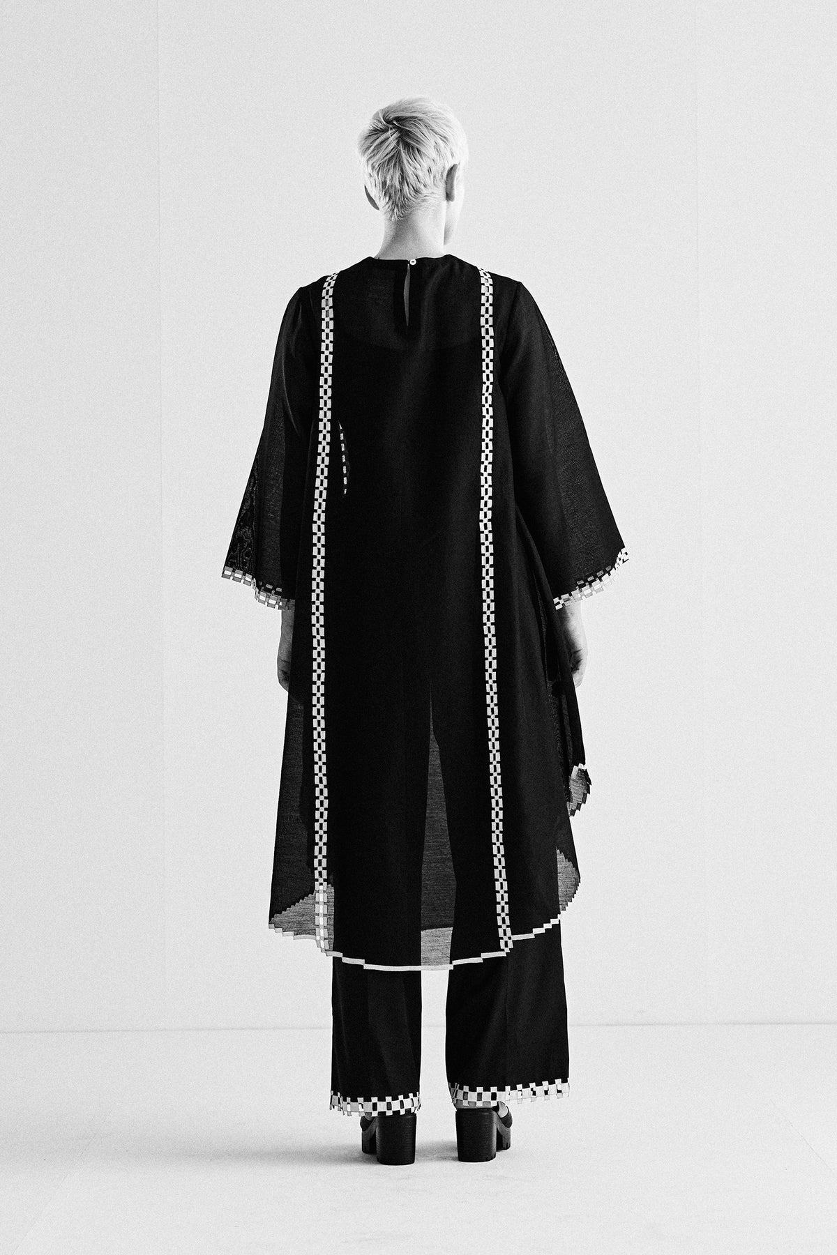 FLORAL NECK APPLIQUE' AND CUTWORK KAMEEZ