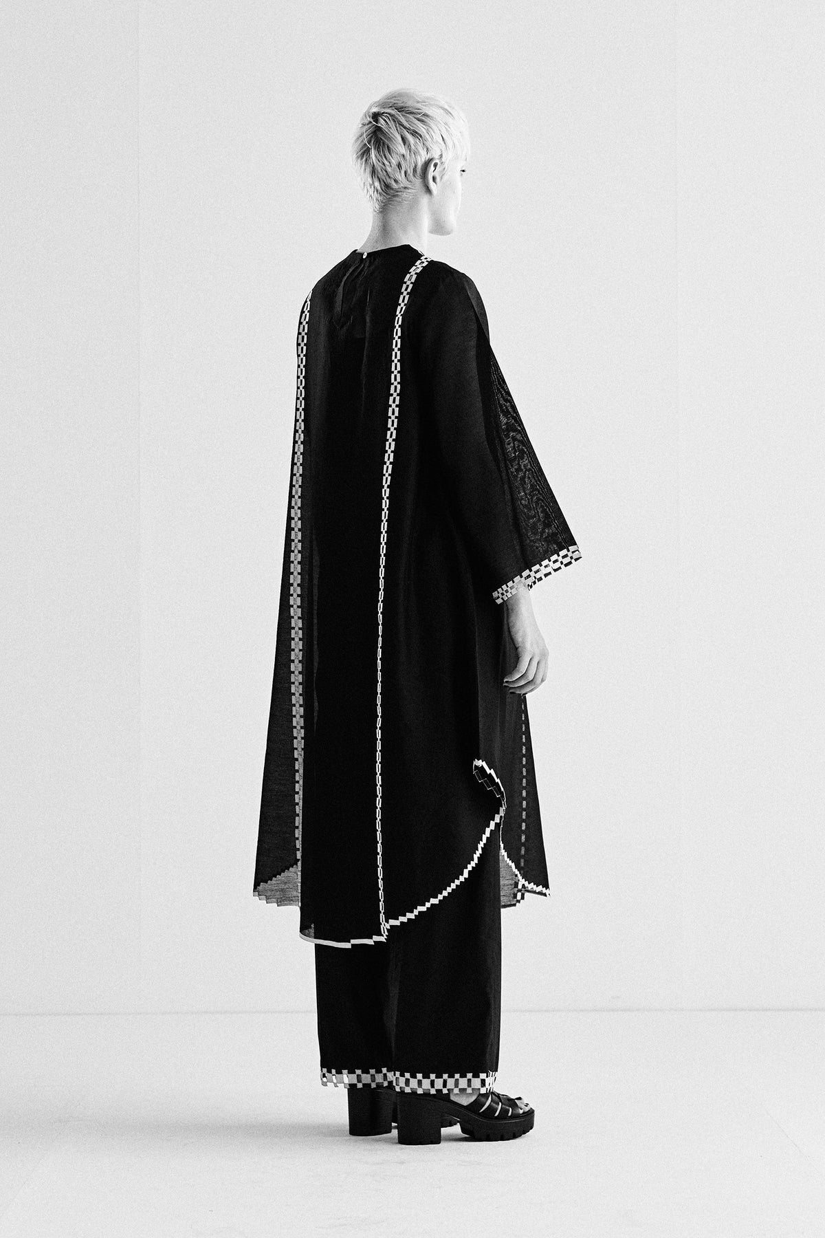 FLORAL NECK APPLIQUE' AND CUTWORK KAMEEZ