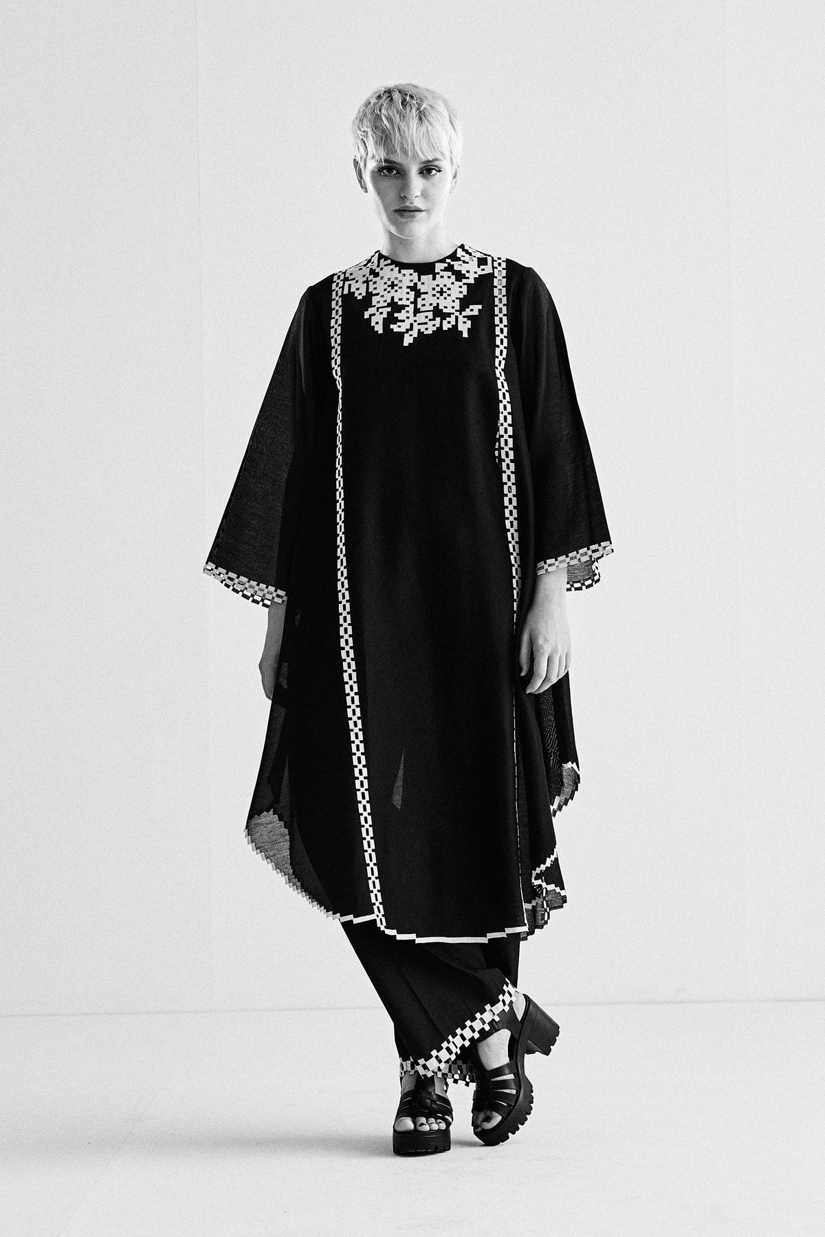 FLORAL NECK APPLIQUE' AND CUTWORK KAMEEZ