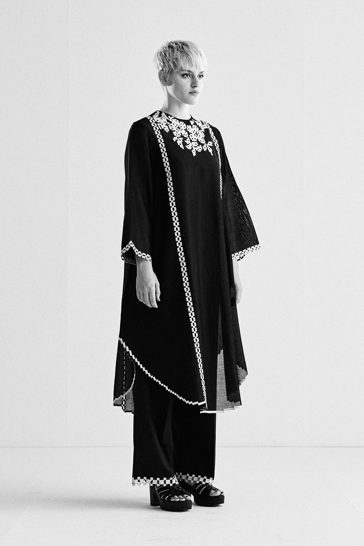 FLORAL NECK APPLIQUE' AND CUTWORK KAMEEZ
