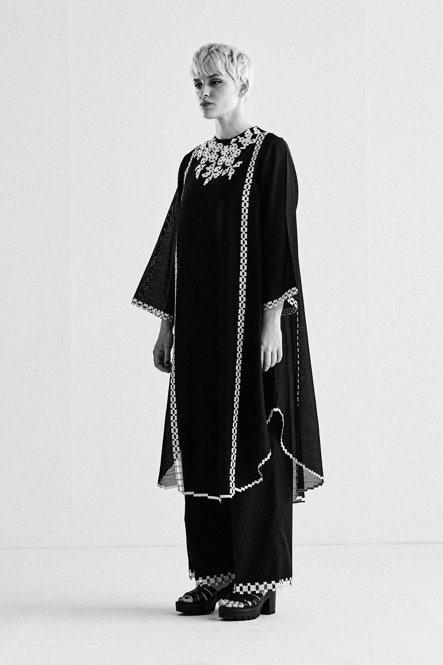 FLORAL NECK APPLIQUE' AND CUTWORK KAMEEZ