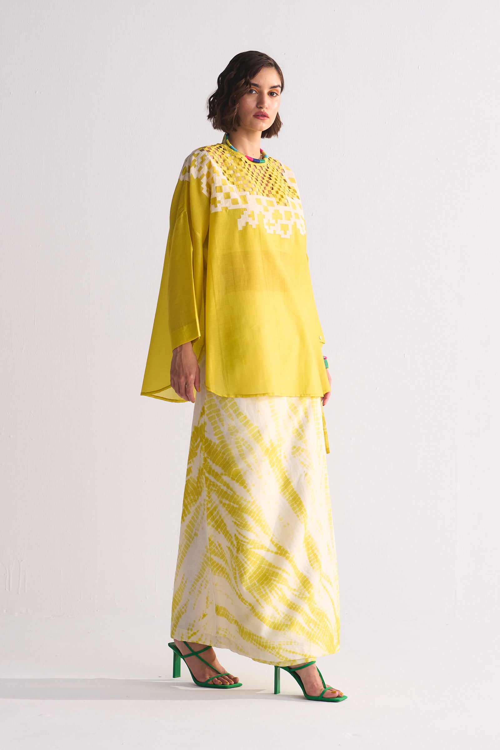 DROP SHOULDER SHIRT WITH NECK APPLIQUE'