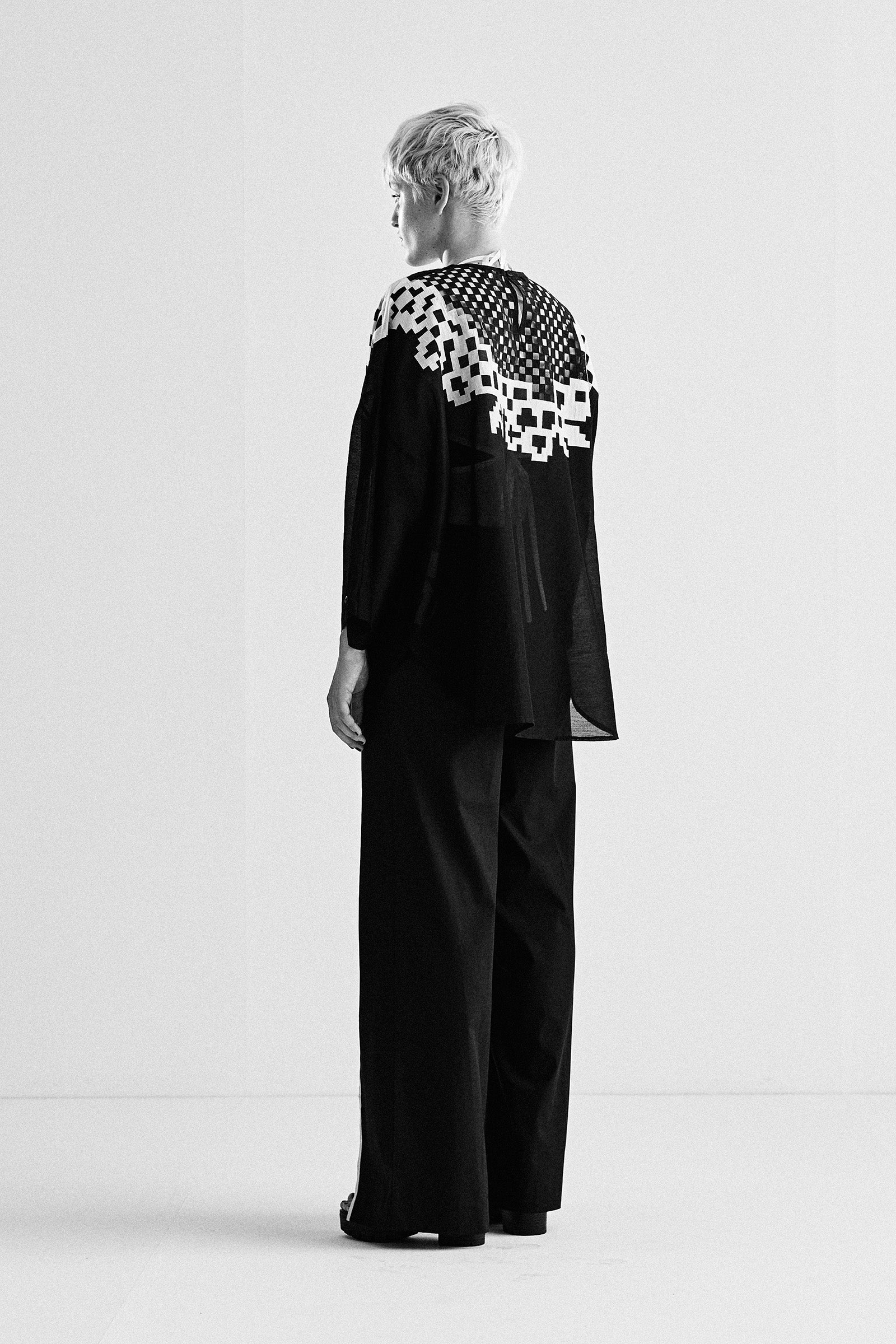 DROP SHOULDER SHIRT WITH NECK APPLIQUE'