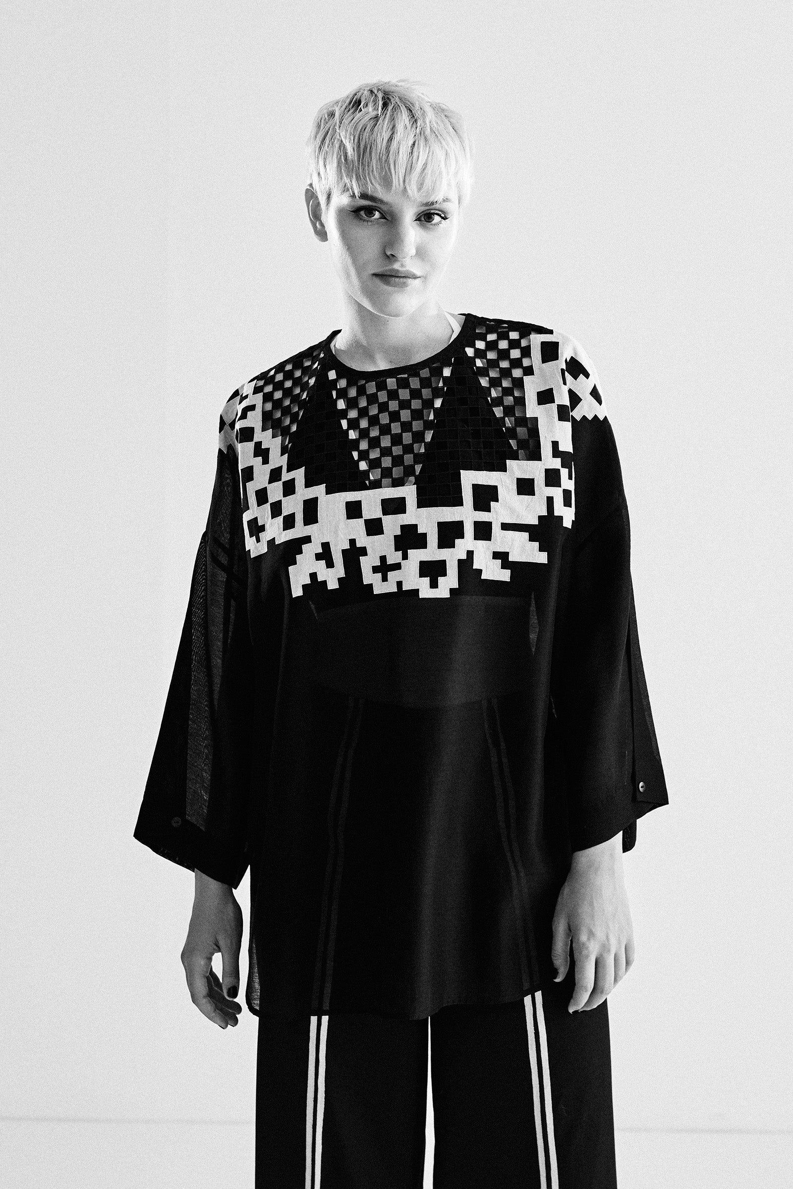 DROP SHOULDER SHIRT WITH NECK APPLIQUE'