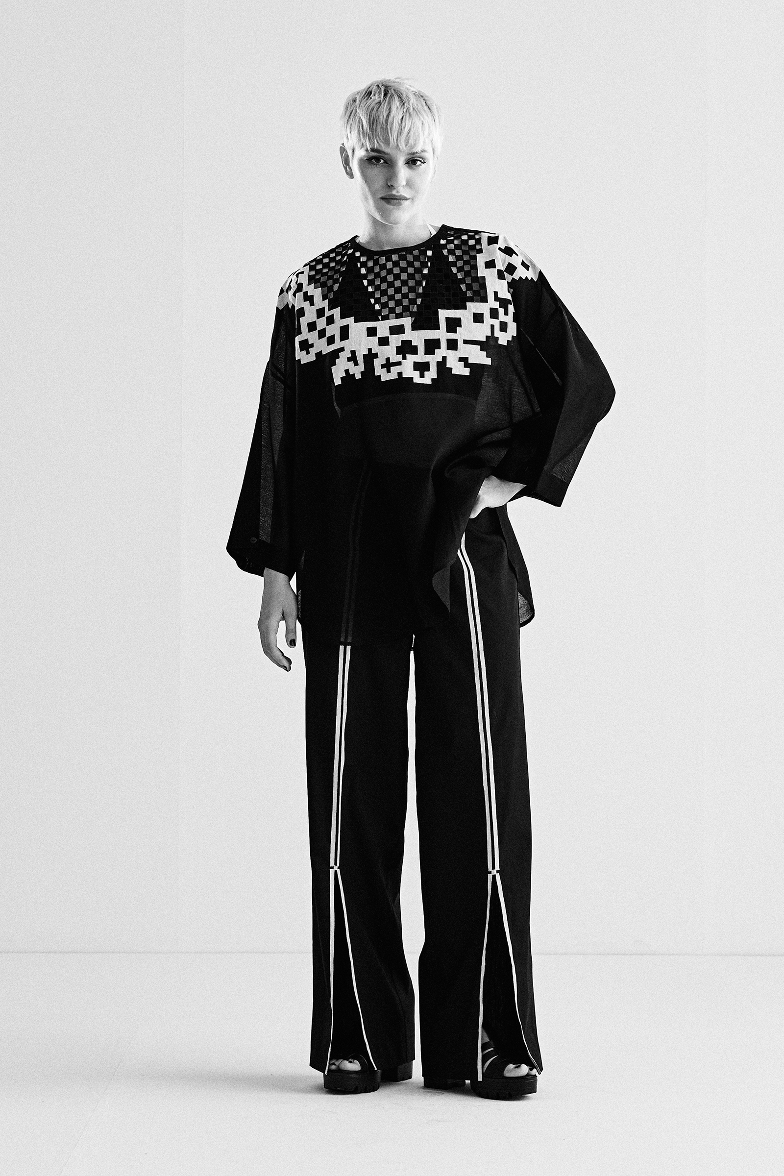 DROP SHOULDER SHIRT WITH NECK APPLIQUE'