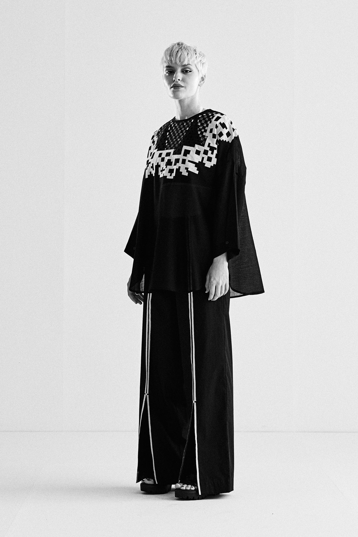 DROP SHOULDER SHIRT WITH NECK APPLIQUE'