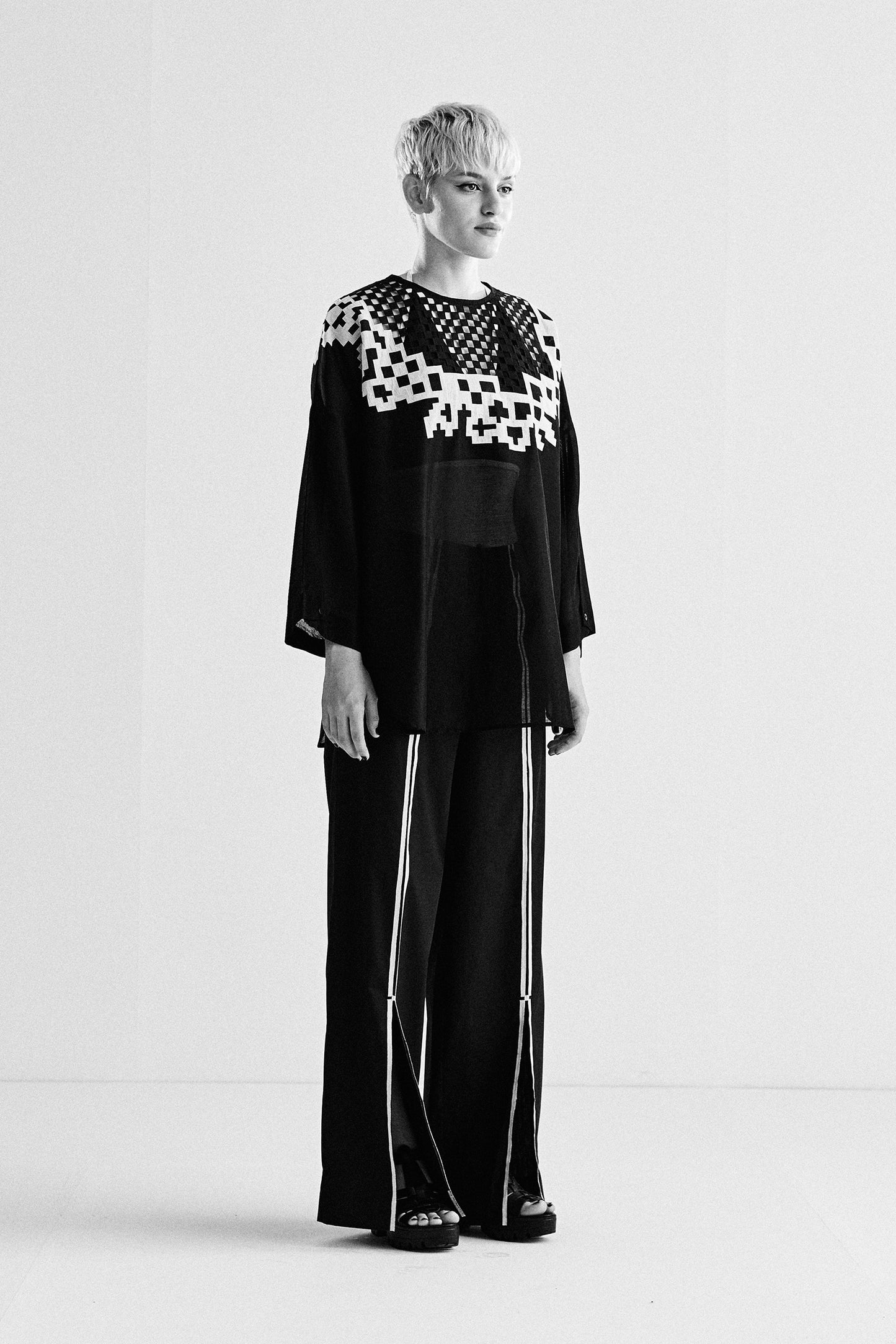 DROP SHOULDER SHIRT WITH NECK APPLIQUE'