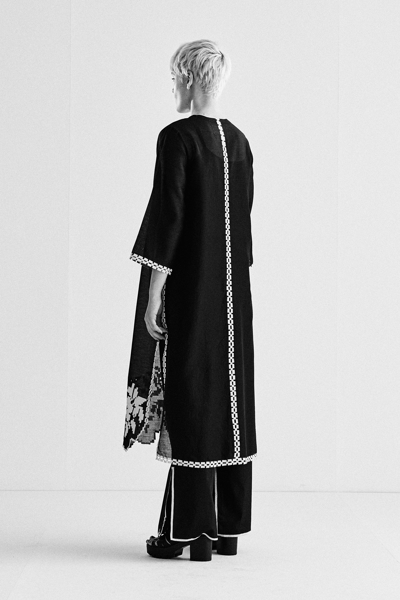 KAMEEZ WITH FLORAL SCALLOP APPLIQUE' AND CUTWORK