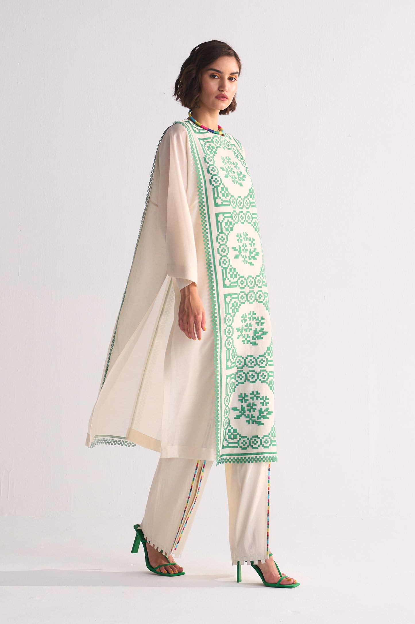 PANELLED APPLIQUE' AND CUTWORK KAMEEZ
