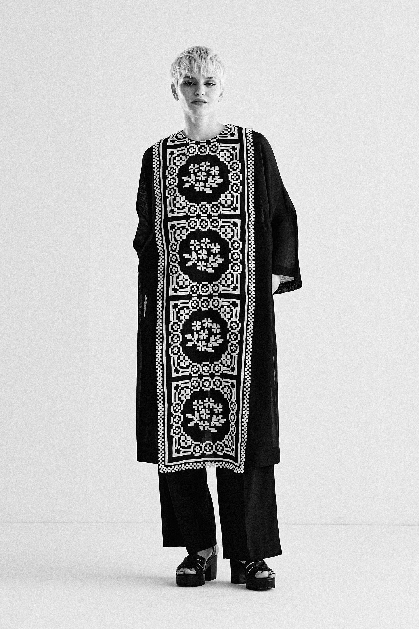 PANELLED APPLIQUE' AND CUTWORK KAMEEZ