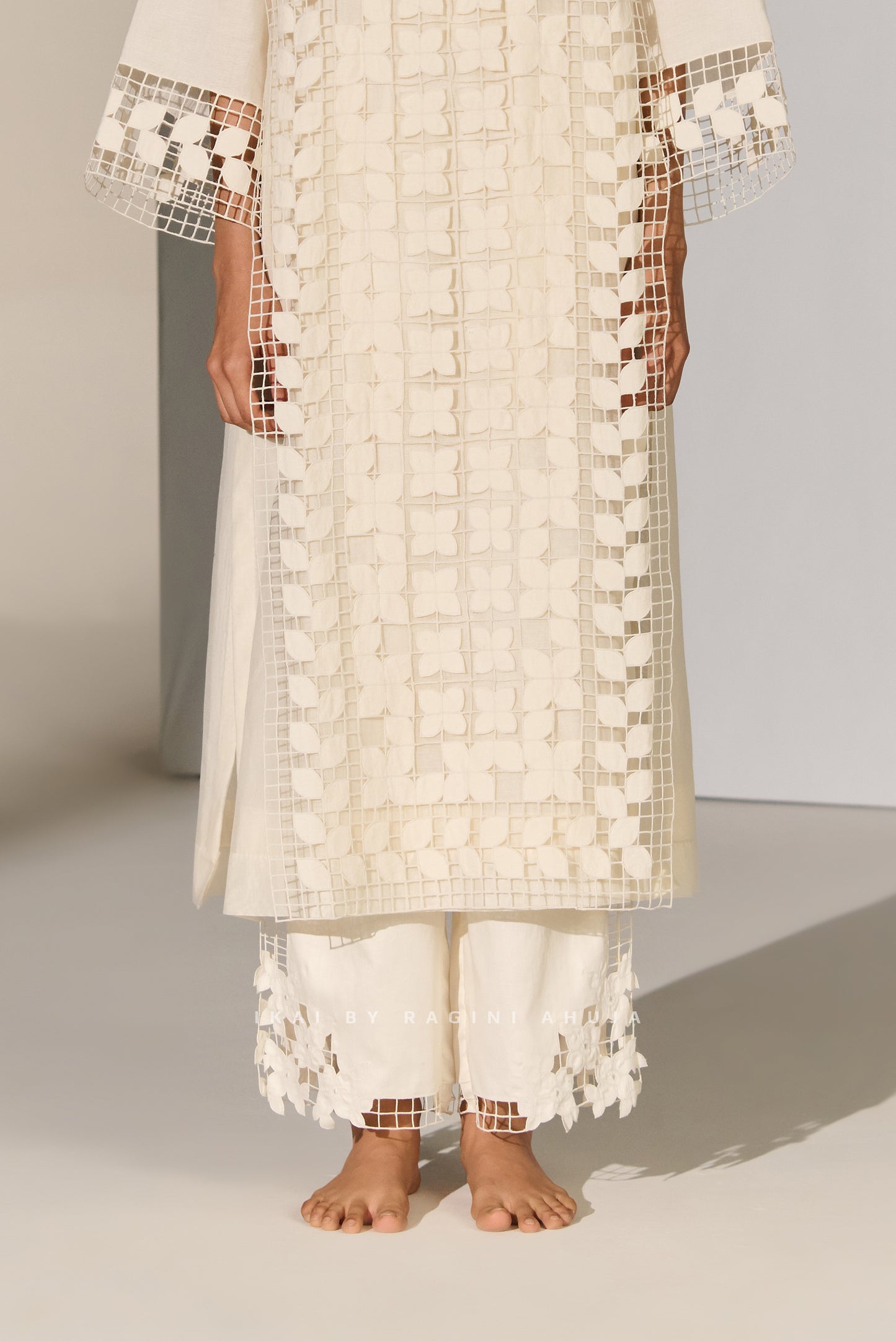 SLIT CUTWORK STRAIGHT PANTS