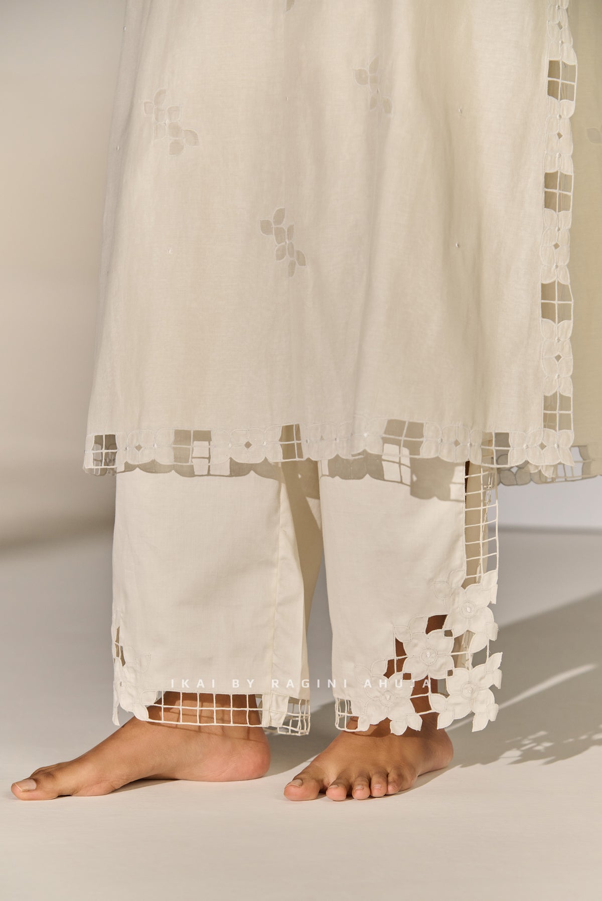 SLIT CUTWORK STRAIGHT PANTS