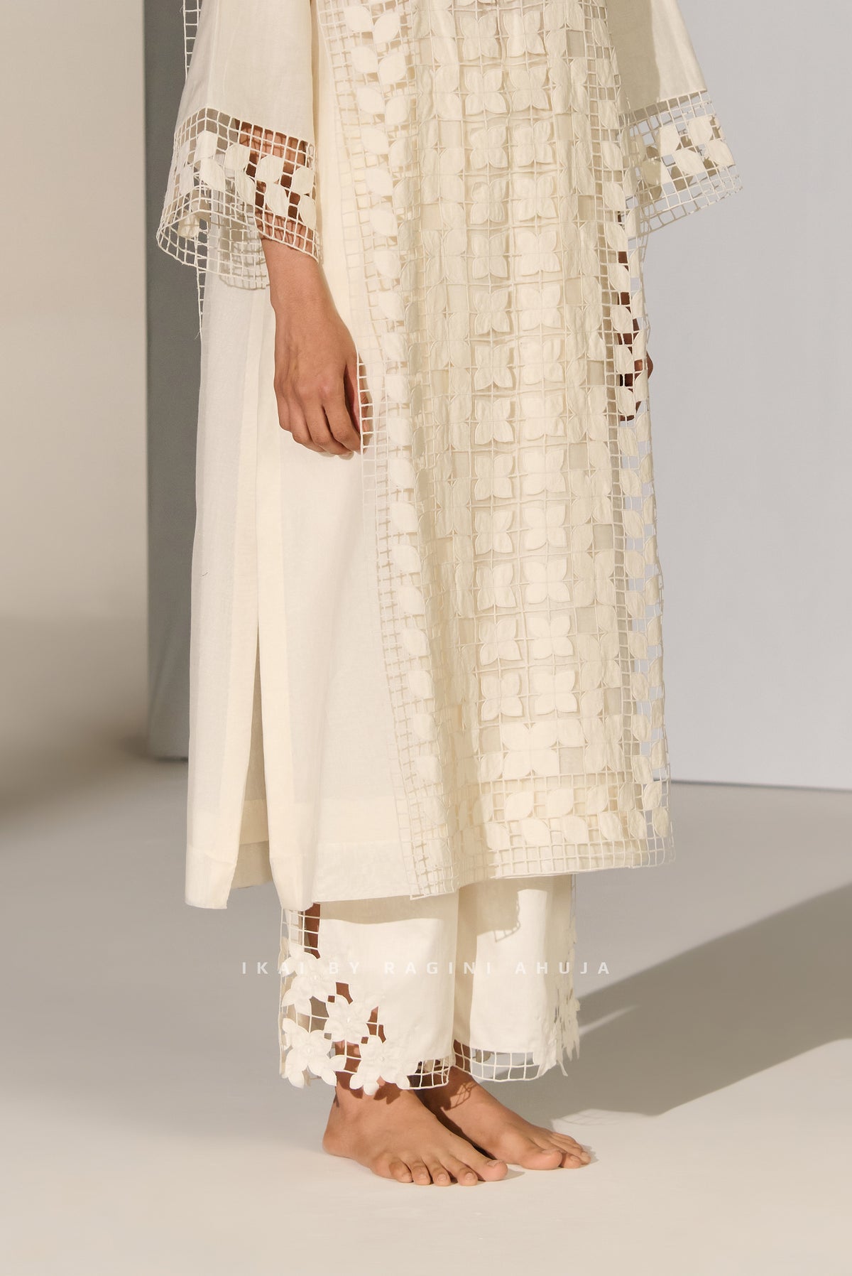 SLIT CUTWORK STRAIGHT PANTS