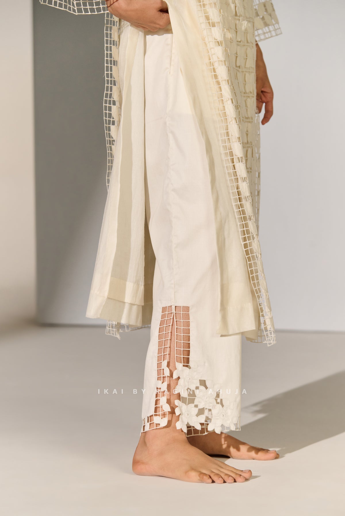 SLIT CUTWORK STRAIGHT PANTS