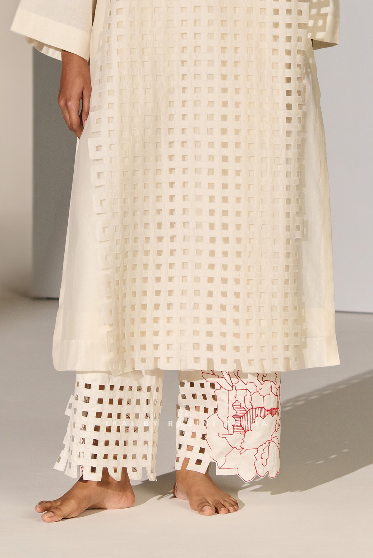 GEOMETRIC AND FLORAL STRAIGHT PANTS IVR