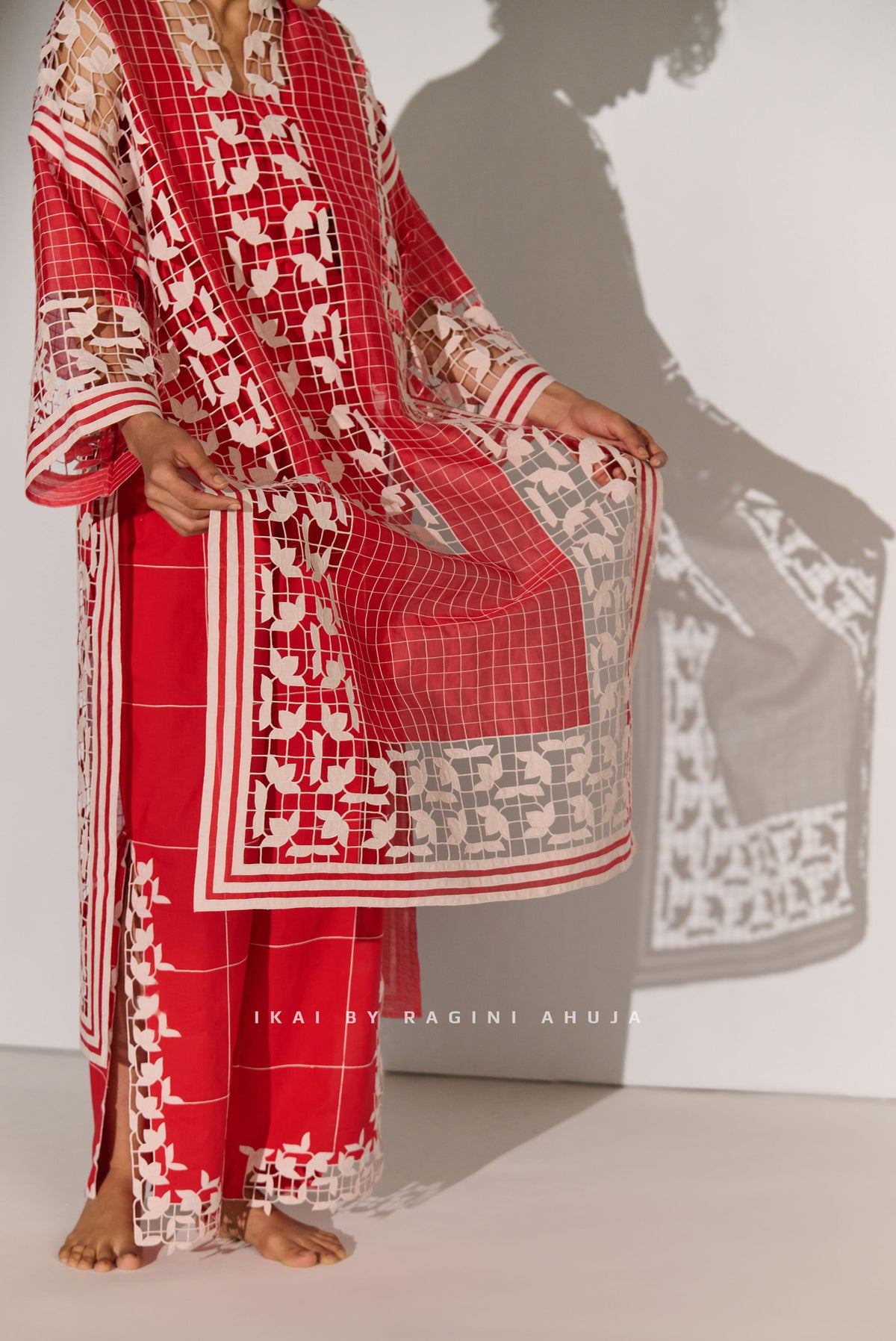 GEOMETRIC FLORAL CUTWORK SLIT PANTS RED