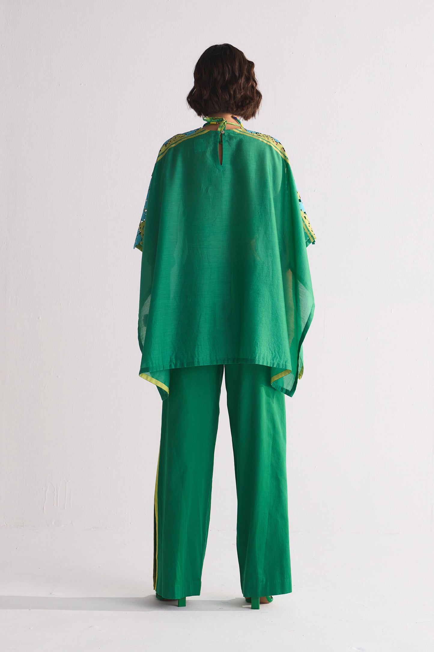 TABLEMAT SHIRT WITH SHOULDER APPLIQUE' AND CUTWORK