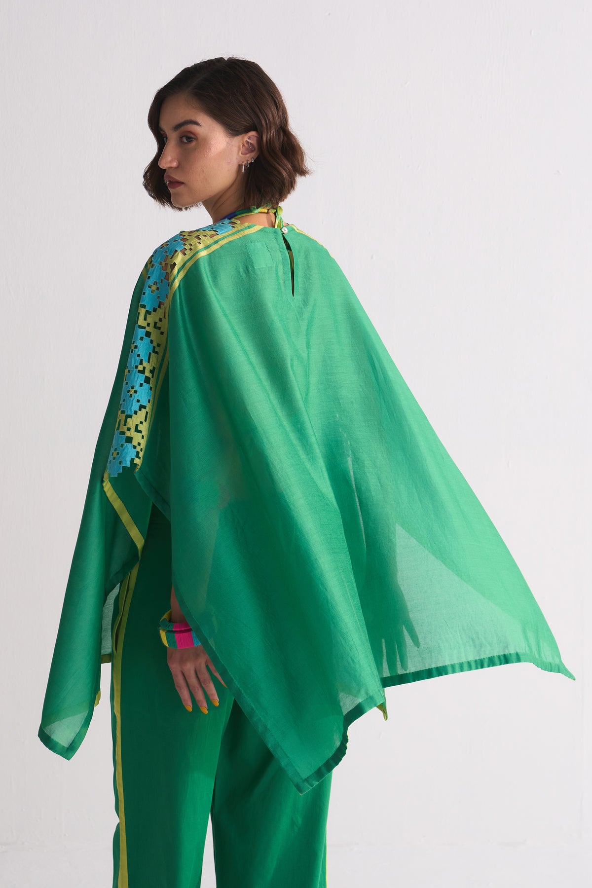 TABLEMAT SHIRT WITH SHOULDER APPLIQUE' AND CUTWORK