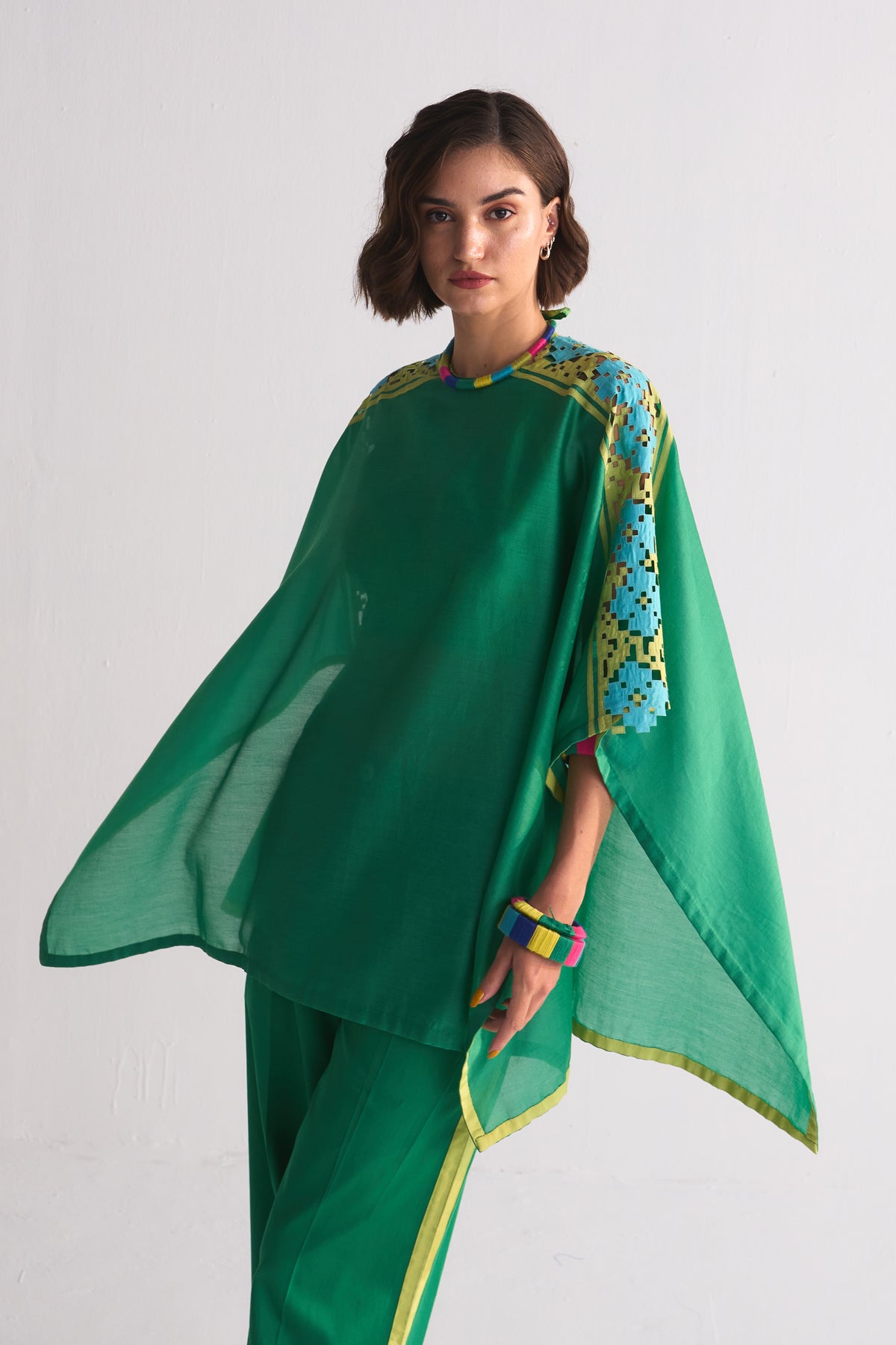 TABLEMAT SHIRT WITH SHOULDER APPLIQUE' AND CUTWORK