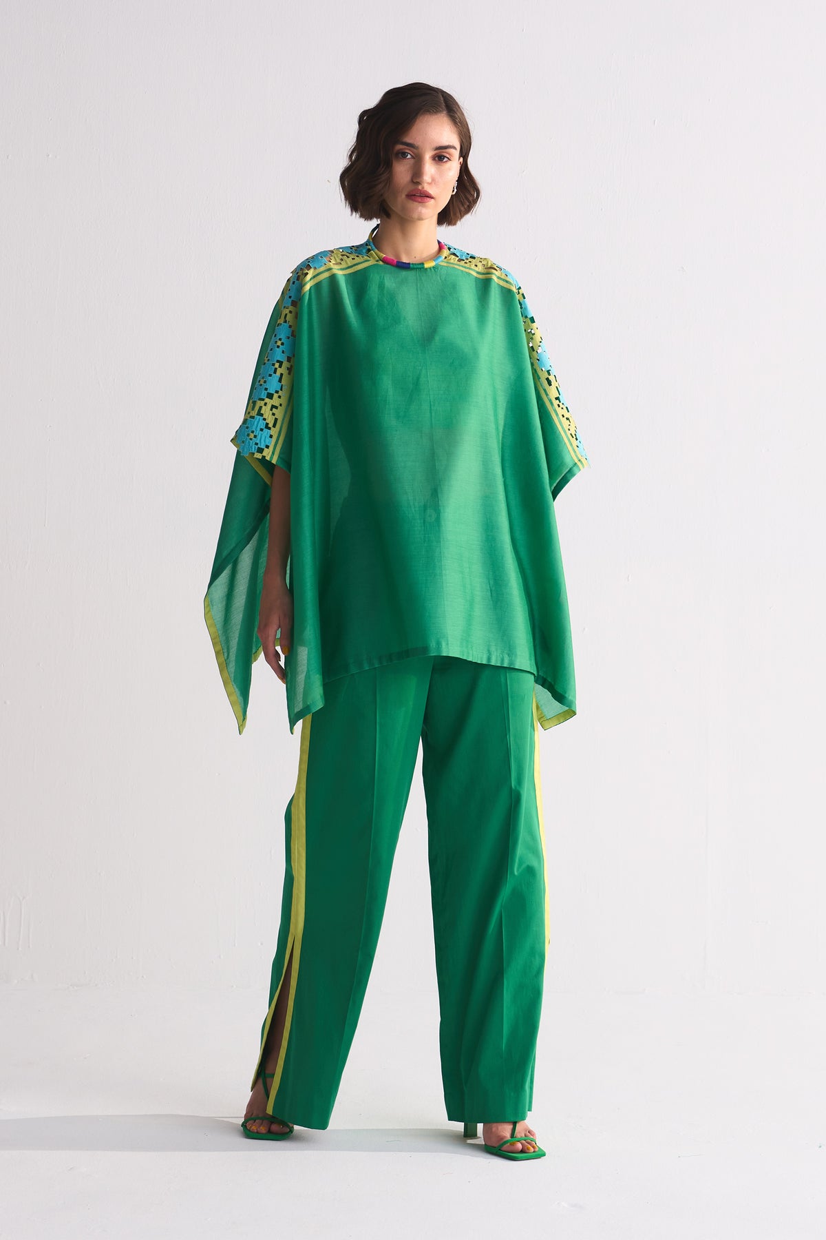 TABLEMAT SHIRT WITH SHOULDER APPLIQUE' AND CUTWORK