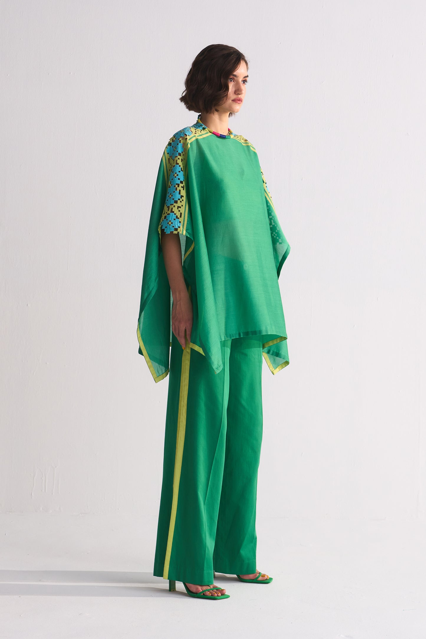 TABLEMAT SHIRT WITH SHOULDER APPLIQUE' AND CUTWORK