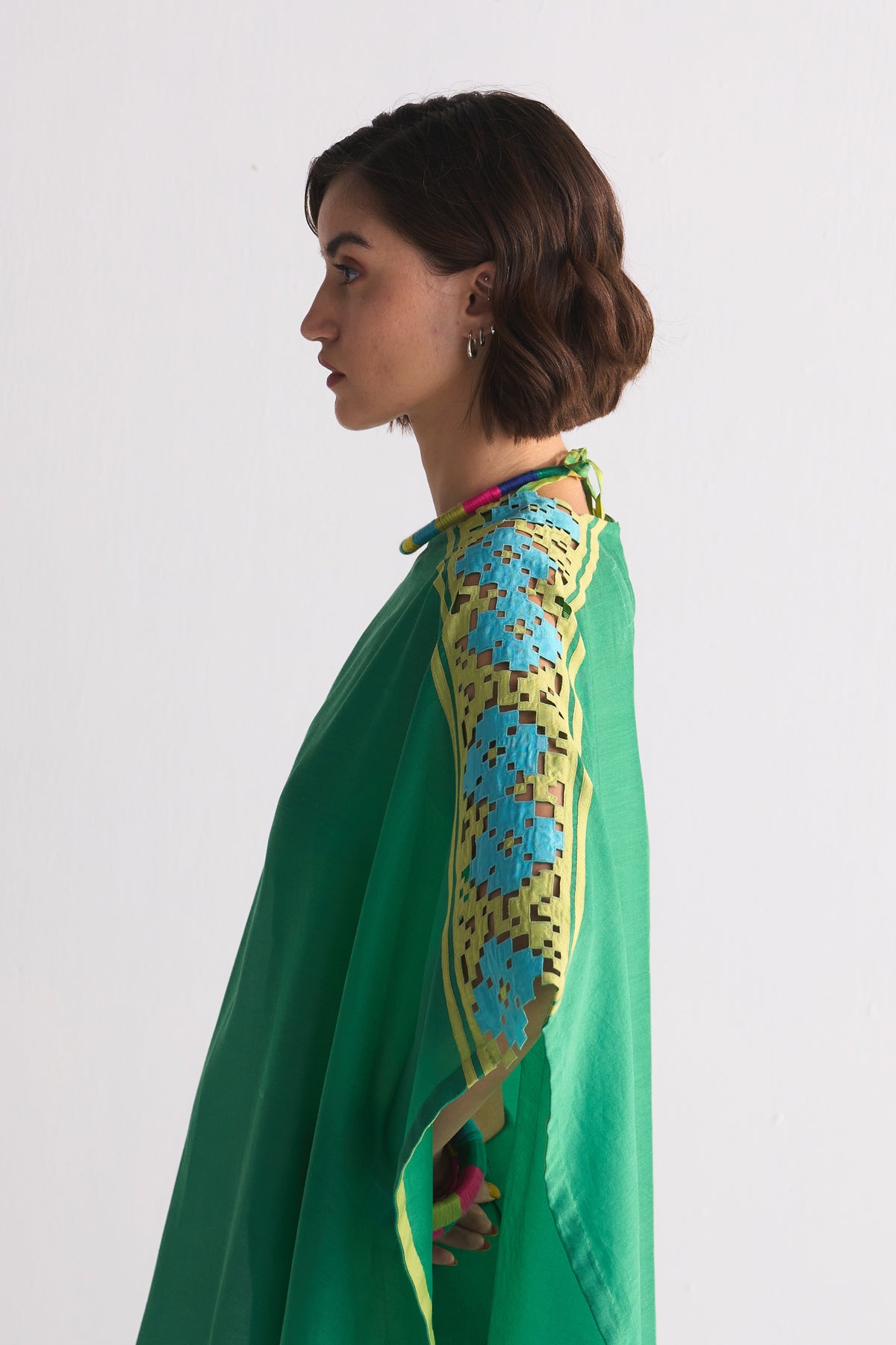 TABLEMAT SHIRT WITH SHOULDER APPLIQUE' AND CUTWORK
