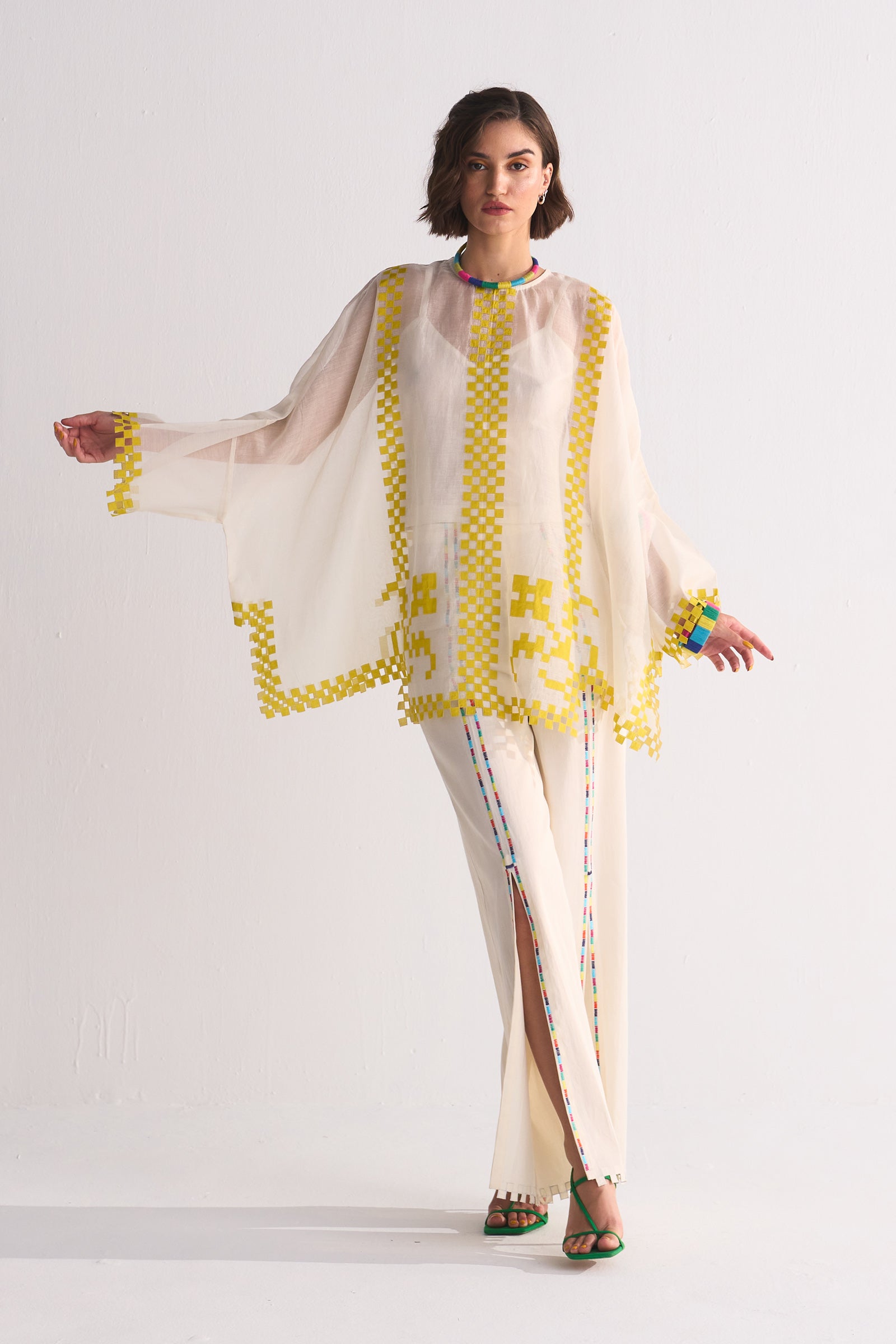 TABLEMAT SHIRT WITH APPLIQUE' AND CUTWORK