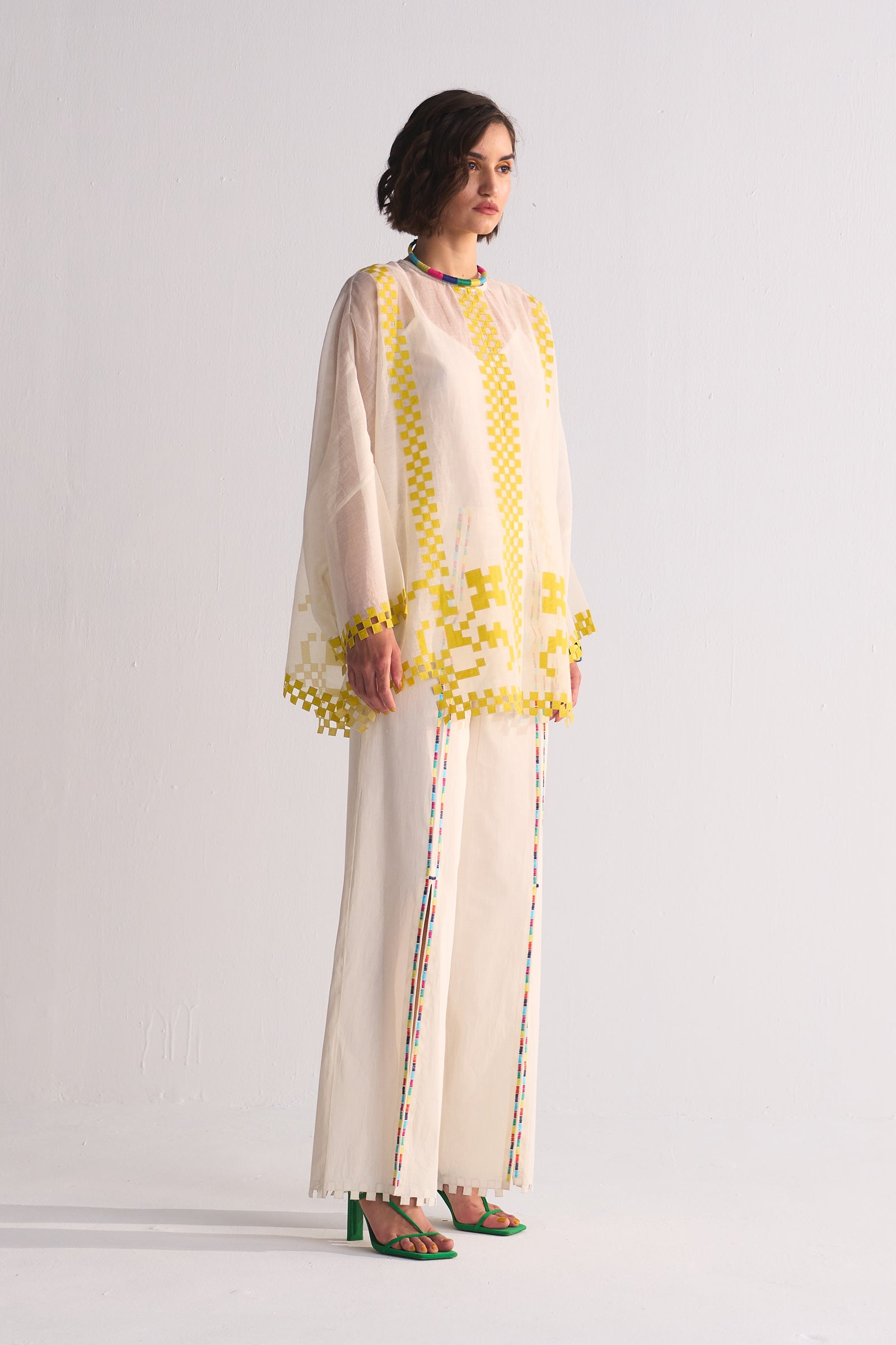 TABLEMAT SHIRT WITH APPLIQUE' AND CUTWORK